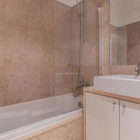 Classy 3bdr By Lovelystay *